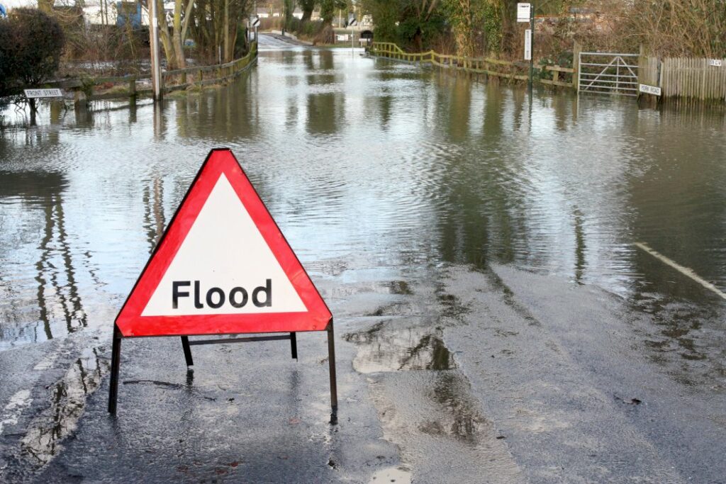 Best Tips To Ensure Proper Street Signage for Community Safety-3