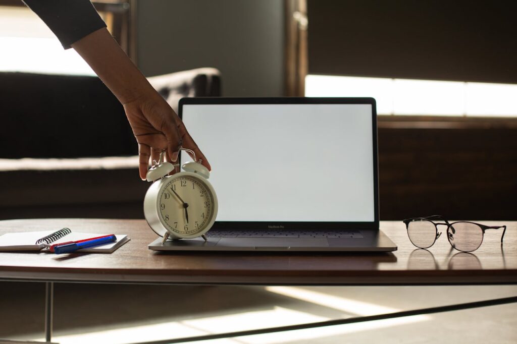 How Time Tracking Benefits Both Employees and Employers-01